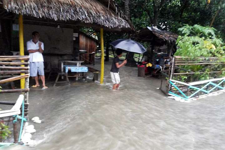 На Філіппінах вирує тропічний циклон: дев'ять загиблих, 40 тисяч евакуювано