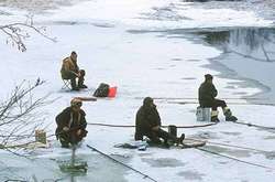 На Київщині врятували двох рибалок, які застрягли на крижині