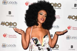 В Instagram набирает популярность флешмоб «Обвисшая грудь»