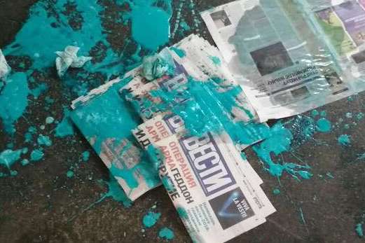 У Києві облили фарбою розповсюджувачку газети «Вести»