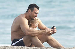 Владимир Кличко с дочкой на пляже