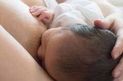 Трансгендерна жінка вперше змогла годувати немовля власним молоком