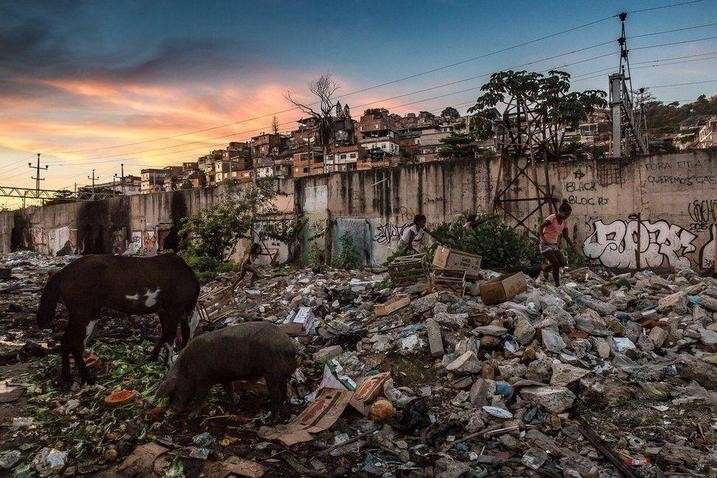Антисанітарія, бідність та бруд. Депресивні фото бразильських фавел