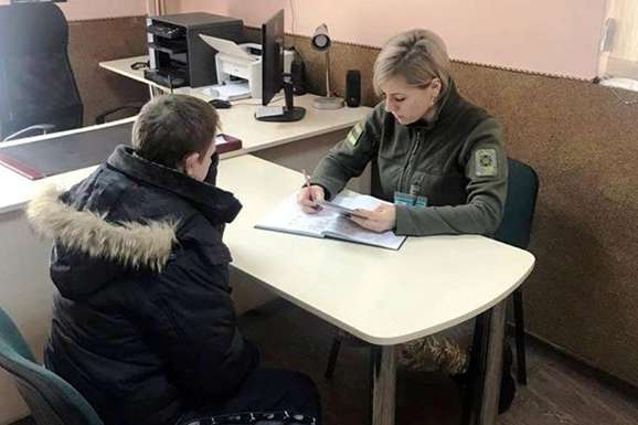 Українець хотів проповзти паспортний контроль на кордоні з Польщею