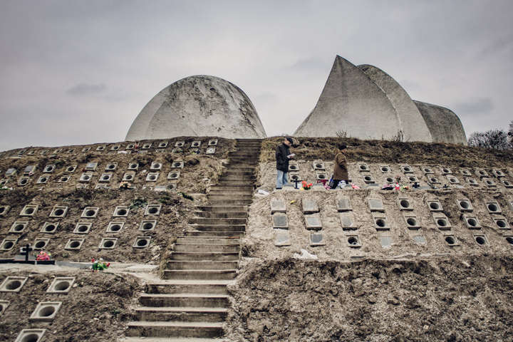 Цвинтарний колапс. Чому вмирати у Києві – це небачена розкіш