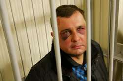 Побитого Олександра Шепелєва завели до зали суду 9 лютого