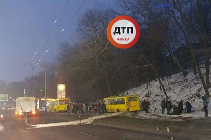 У Києві на Теліги два «Богдани» з пасажирами влетіли у стовп 