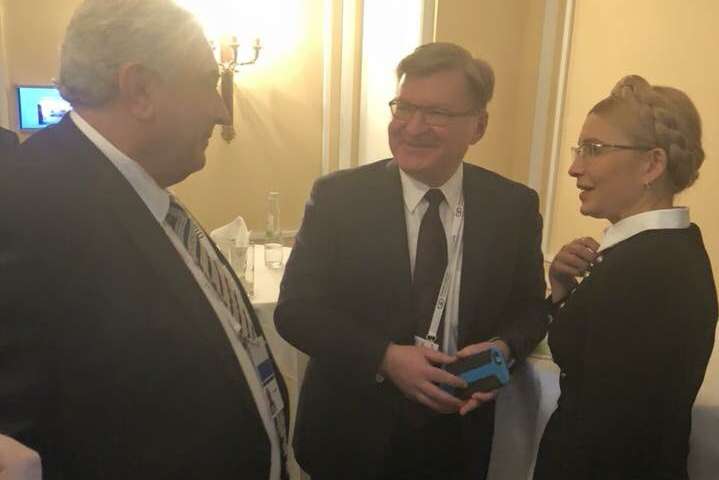 Російське МЗС похвалилось фото: усміхнена Тимошенко в компанії з дипломатом РФ