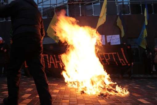 Під консульством Росії в Одесі спалили «окупанта»