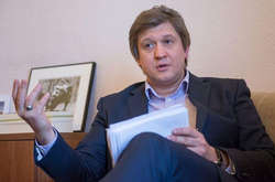 ГПУ «копає» під міністра фінансів – силовики вивчають закордонні вояжі Данилюка за 8 років