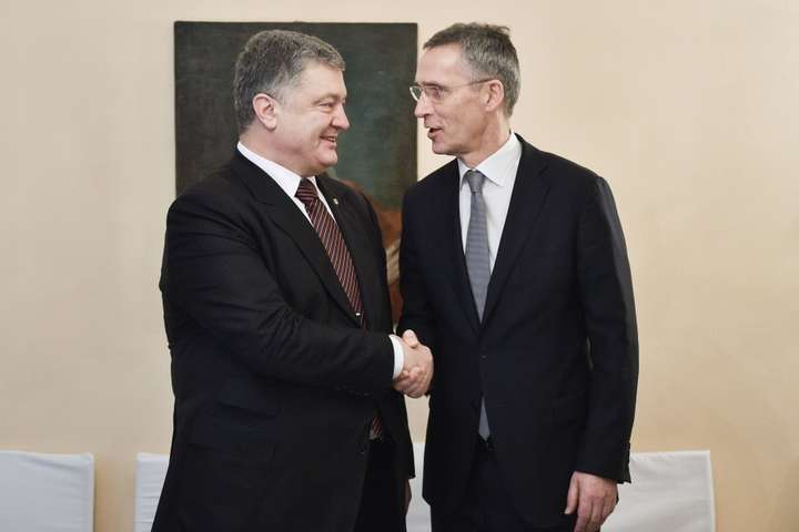 Україна потребує більшої допомоги НАТО – Порошенко на зустрічі зі Столтенбергом