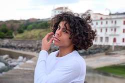 Кудрявый ангел: Младший брат возлюбленной Венсана Касселя стал секс-идолом Instagram