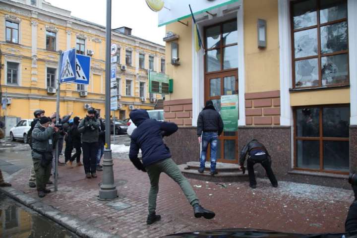 Націоналісти потрощили будівлю Сбербанку у Києві (відео)