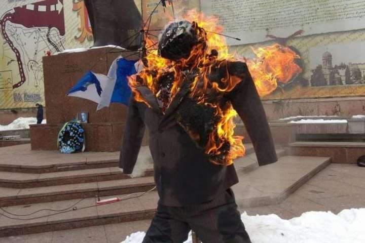 У Чернівцях під час акції на підтримку Саакашвілі спалили опудало