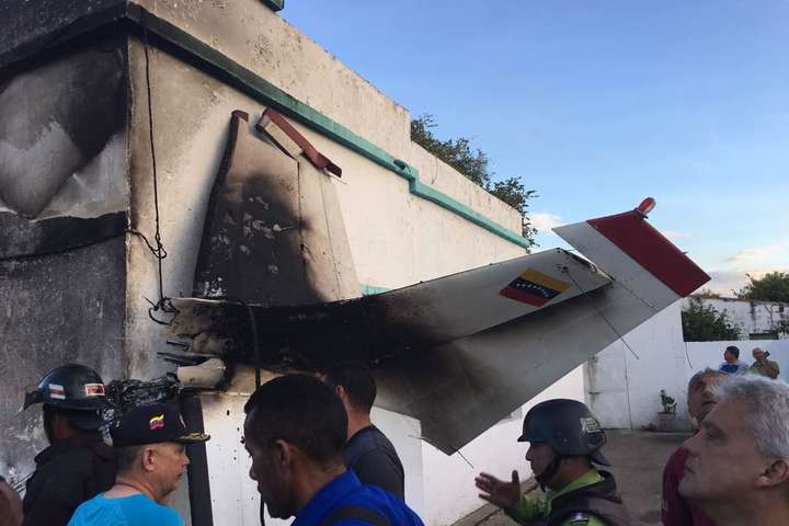У Венесуелі літак впав на житловий будинок