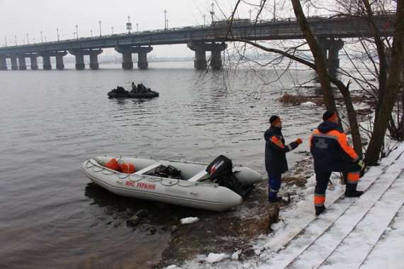 У Києві шукають тіло студентки, яка стрибнула з мосту Патона