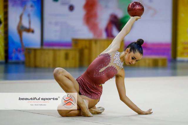 Молода українська гімнастка завоювала дві нагороди на змаганнях в Угорщині (відео)