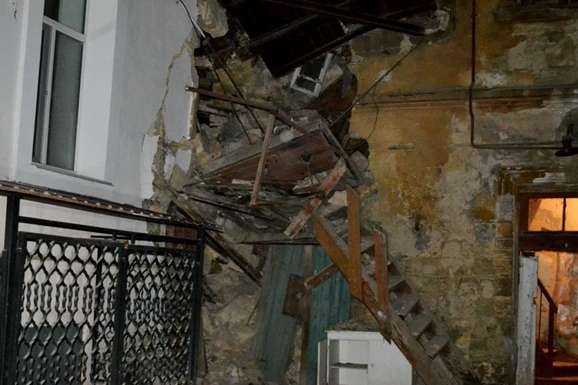 В Одесі обвалився будинок, під завалами опинилася жінка-інвалід
