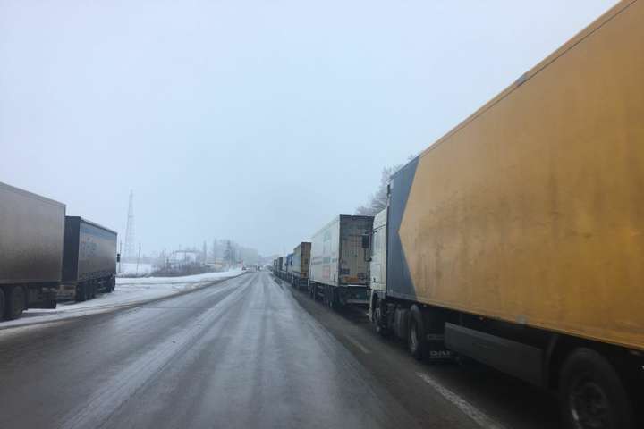 Українські вантажівки не можуть заїхати на територію Росії
