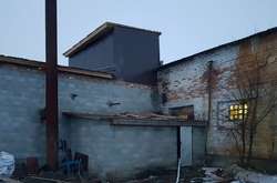 На Київщині правоохоронці ліквідували цех з виробництва фальсифікованого спирту