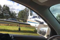 Американський літак екстрено сів на трасу (відео)