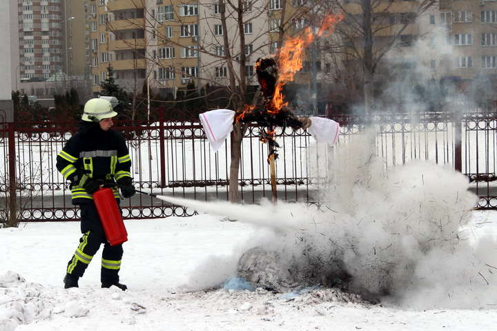 У Києві рятувальники спалили бабу-ягу на очах вихованців дитячого садочку