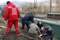 На Закарпатті пасажирський автобус впав на залізничну колію