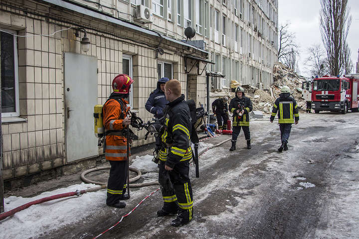 На Севастопольській площі в Києві сталася пожежа в офісній будівлі (фото)