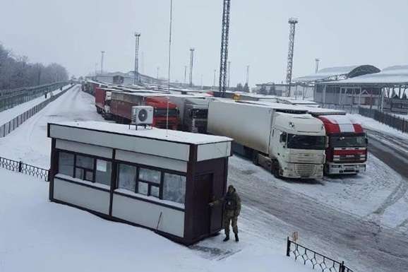 Рух вантажівок на кордоні з Росією відновлено