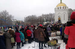 В окупованому Луганську на Масляну за безкоштовною кашею стояли сотні людей 