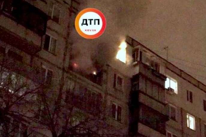 У Києві спалахнула серйозна пожежа в багатоквартирному будинку