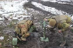 Доба в АТО: 12 ворожих обстрілів, є загиблий та поранені українські бійці 