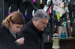 Порошенко с женой почтили память героев Небесной сотни (фото)