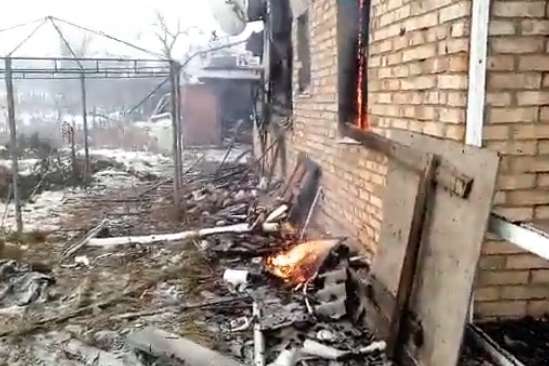 Боевики обстреляли поселок на Донбассе: сгорел жилой дом (видео)