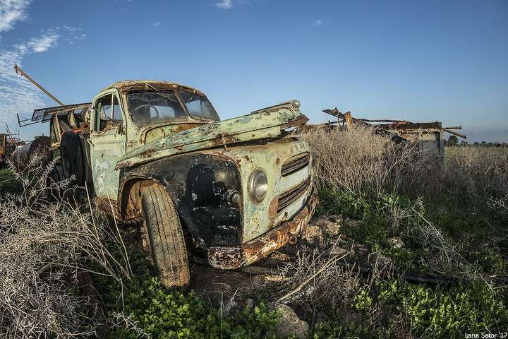 Яскраві фото постапокаліптичного кладовища старих машин на Кіпрі