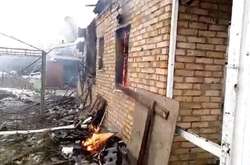 На Донеччині через обстріл бойовиків згорів житловий будинок