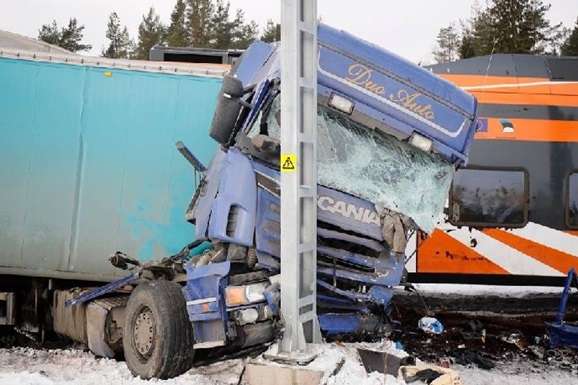 Пасажирський поїзд зіткнувся з вантажівкою у Естонії, є постраждалі
