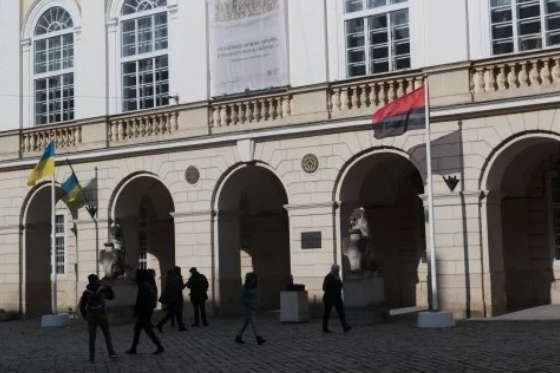 Біля Львівської ратуші вперше підняли червоно-чорний прапор
