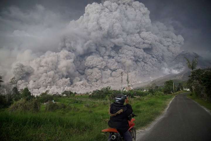 В Індонезії сталося виверження вулкана: оголошено найвищий рівень небезпеки