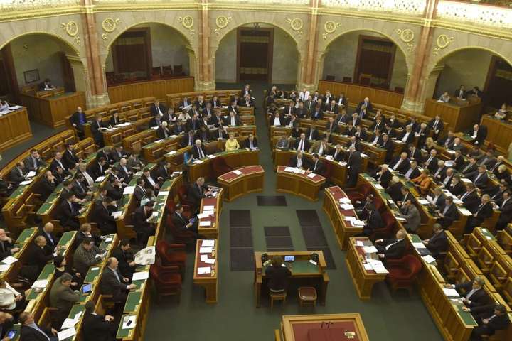 Парламент Угорщини прийняв резолюцію про захист Польщі від «тиску» Брюсселя