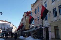 Тернопіль замайорів червоно-чорними прапорами