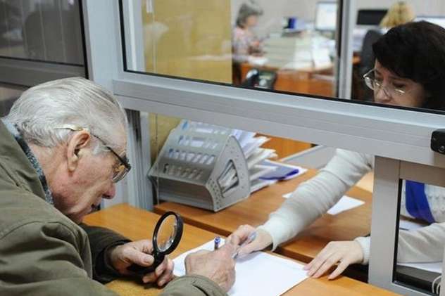 Українцям дозволять отримувати пенсії та соцвиплати у приватних банках