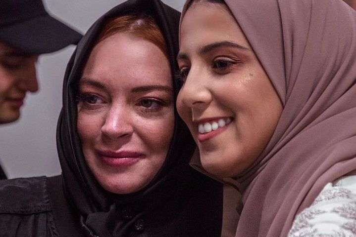 Скандальная голливудская актриса пришла на модный показ в мусульманском наряде