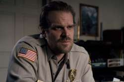 Шериф из сериала «Очень странные дела» 