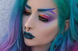 Брови в виде рыбьего хвоста: Новый бьюти-тренд взорвал соцсети