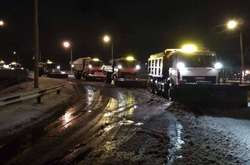 Місцева влада відзвітувала, скільки комунальників прибирало сніг уночі