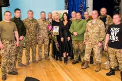 Ирина Билык и Ольга Ракицкая в компании военных