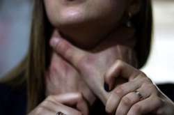 Ведущую популярного проекта чуть не задушил аферист