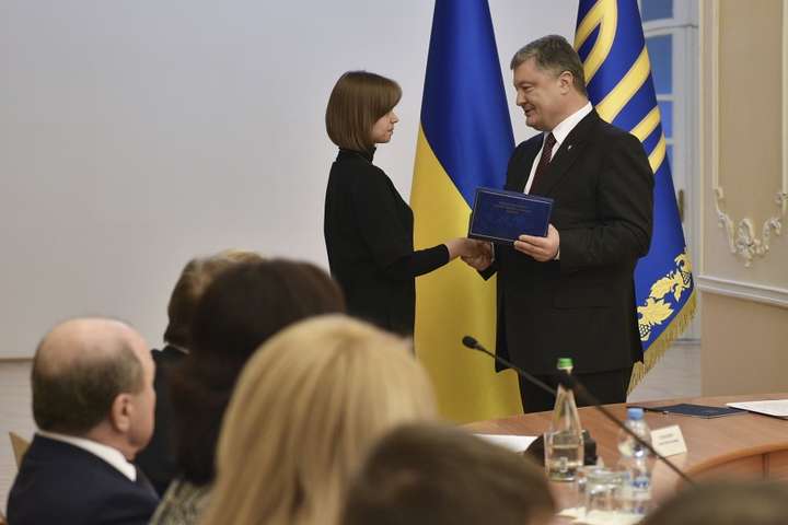 Молоді вчені України отримали премії від Порошенка
