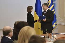 Молоді вчені України отримали премії від Порошенка